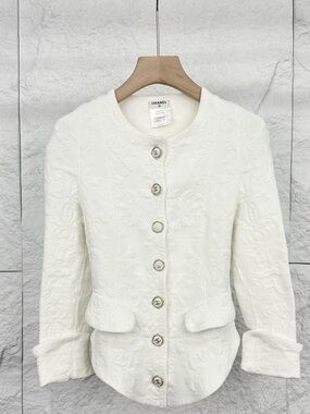 🚩steal CHANEL Cream Embossed Floral Button-Front Jacket